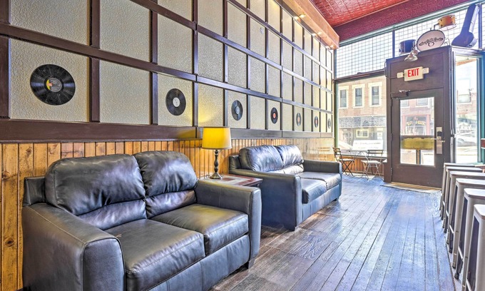 Lansing Wohnung | Walk to River: Unique Studio in Renovated Bar!