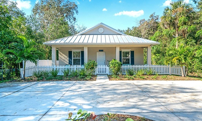 Palm Coast Haus | Walk to the Beach, Grocery, & Eateries! Kayak, Trail Bike, Boat, Fish, Sightsee.