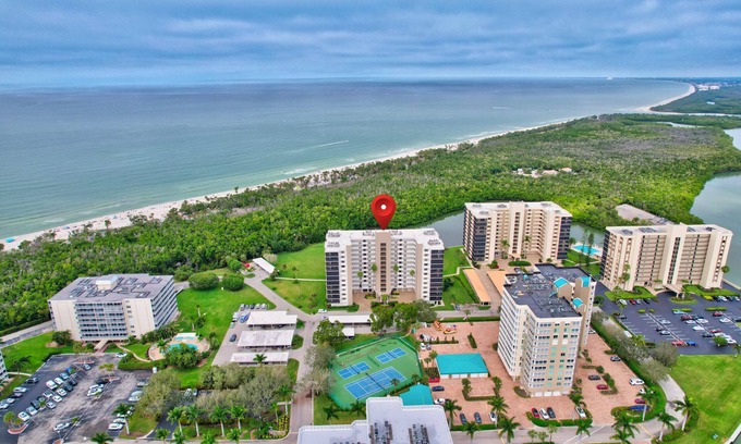 Vanderbilt Beach Eigentumswohnung | Walk to the Beach and Enjoy Spectacular Views from this 3 Bedroom Condo!