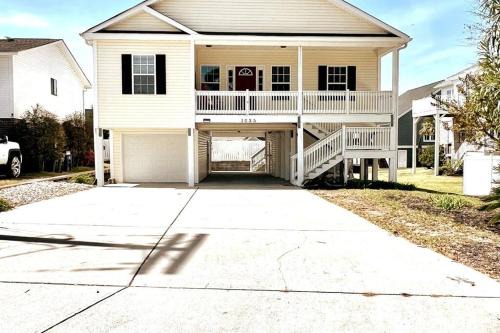 North Myrtle Beach Haus | Walk to the Beach-Sleeps 10 and Golfcart