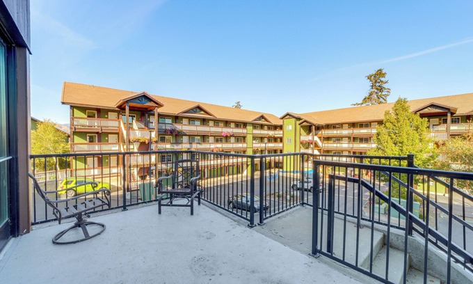 Chelan Wohnung | Walk to the Lake: Chelan Condo w/ Mtn Views!
