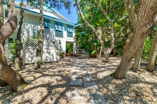 Summerplace Haus | Walk to Wabasso Beach Home with Hot Tub and Bikes