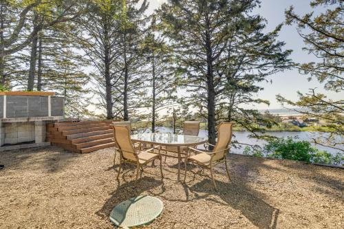 Cloverdale Haus | Walk to Winema Road Beach Home with Hot Tub!
