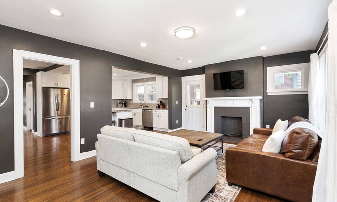 Central Clintonville Haus | Walkable Coffee, Restaurants, Shops, and Grocery! Huge backyard.