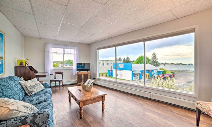 St Ignace Eigentumswohnung | Walkable St Ignace Condo w/ Lake Huron Views