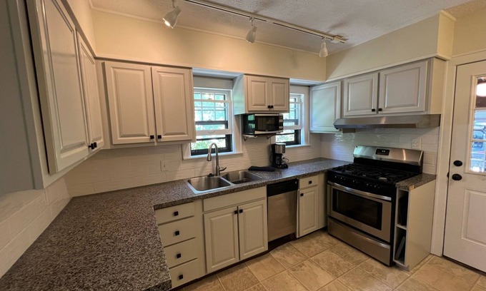 East Lansing Haus | Walking Distance to MSU! Charming 3 bedroom, 1.5 bathroom house.