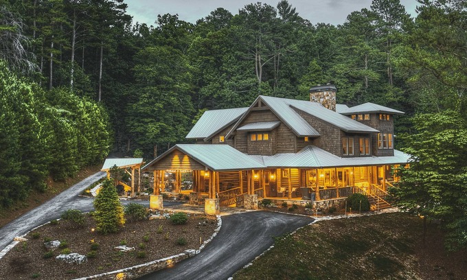 Ellijay Kabine | Walnut Grove 11-BR Lodge: corporate retreats & reunions - on 280 private acres