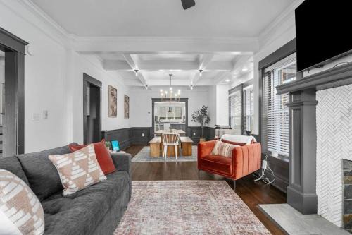 Hanover Place Haus | Walnut Remodeled Modern 5BR Home Walkable King Bed