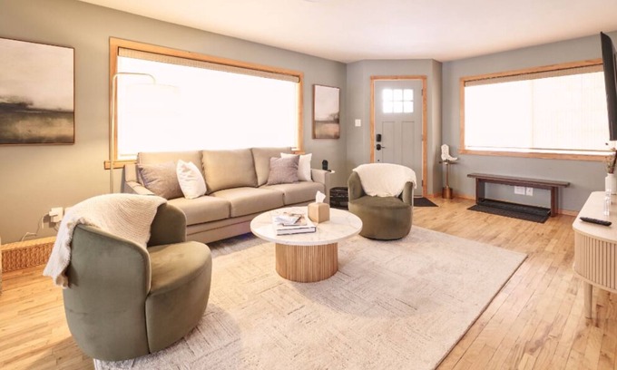 Sheridan Haus | Cozy Corner Cottage w/wood fire pit