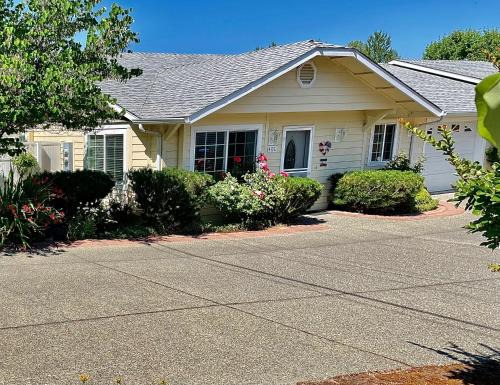 Grants Pass Haus | Warm and Inviting