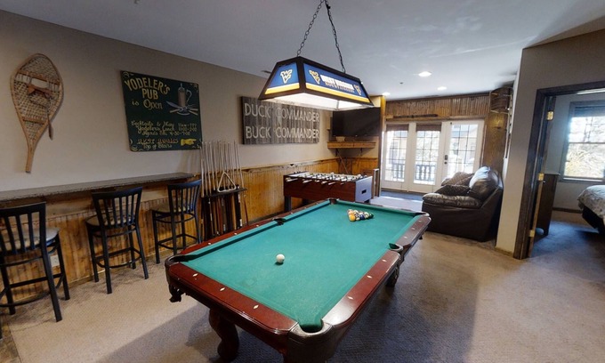 Snowshoe Haus | Warm & Inviting 7BR with Gaming Den by RedAwning