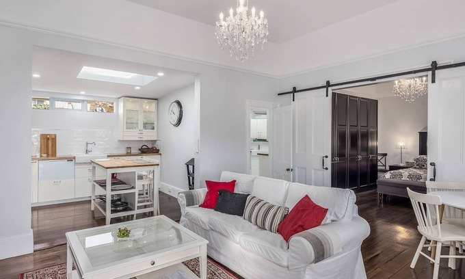 Hobart Central Business District Wohnung | Warm, Inviting, and Luxurious "The Manor"