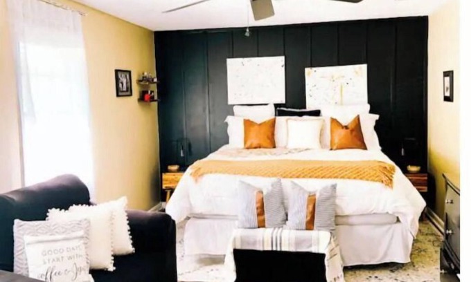 Greenwood Haus | Warm & Inviting home 5 minutes walking distance from restaurants.