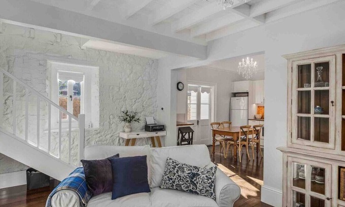 Hobart Central Business District Haus | Warm, Inviting & Luxurious The Barn