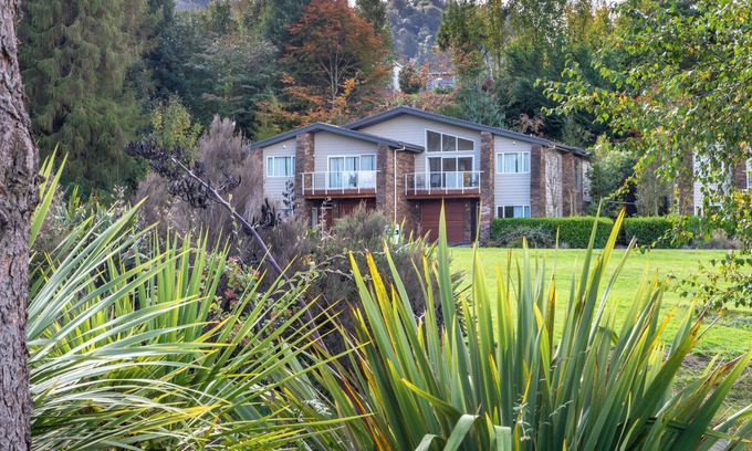 Ohakune Haus | Warm, spacious & modern Ohakune retreat - private outdoor spa pool, free wifi