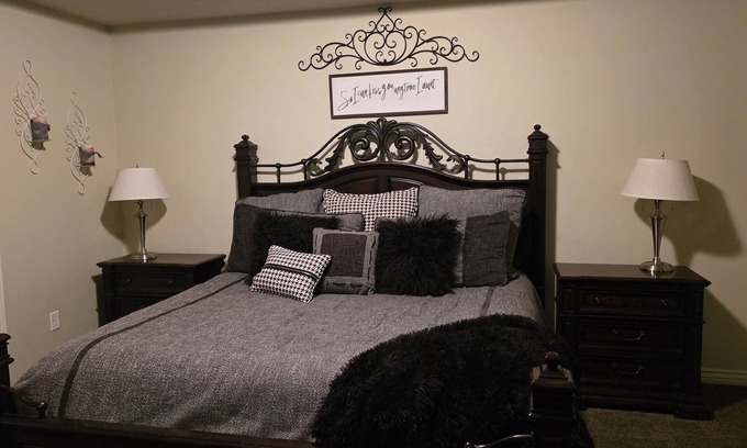 Layton Haus | Wasatch Retreat: Spacious 5 bd 3.5 bth, Sleeps 14, Game Room, Pool Table