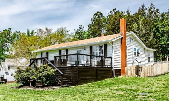 Midlothian Haus | Water View - 1 Acre, Great Location! Chickens!