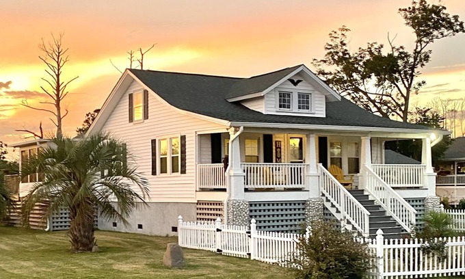Carteret County Haus | Water View&Access~ Game Room~Sunrise~Beach~Kayak Fishing~Close to Ferry~Sleeps 6
