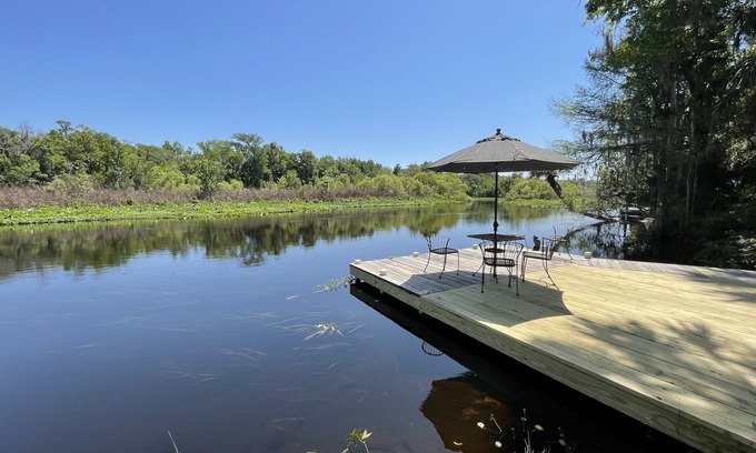 Sorrento Haus | Waterfront 3 Bedroom Cottage with Dock and Kayaks Close to Mount Dora & Sanford