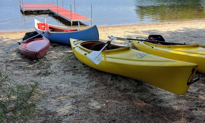 Livermore Hütte | Waterfront 3-bedroom cottage on Brettuns Pond in Livermore, ME.