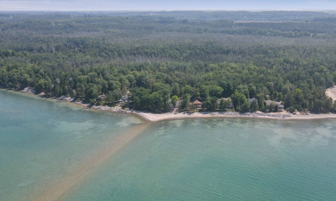 Charlevoix Haus | Waterfront | Beachfront | Private on Lake Michigan | 15 mins to Charlevoix