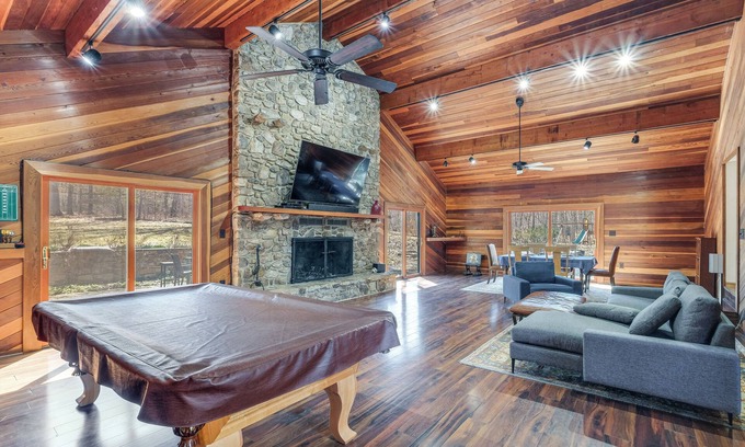 Tuscarora Hütte | Waterfront Cabin on 32 Acres in Leesburg!