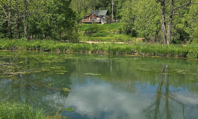 Ponce De Leon Kabine | Waterfront cabin w/creek waterfall, pond & 2 decks. Secluded in the Ozark hills.