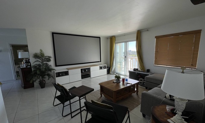 Grand Bahama Yacht Club Eigentumswohnung | Waterfront Condo near Port Lucaya Market, Lucayan Beach, Taino Beach & Resort.