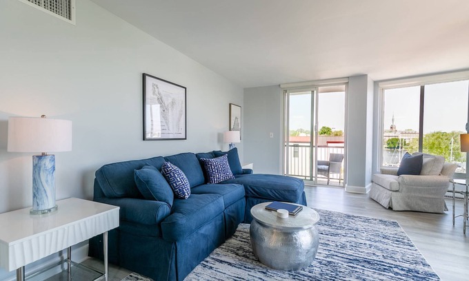 Eastport Eigentumswohnung | Walk to Main Street restaurants and shops from waterfront Condo w Pool and Parking