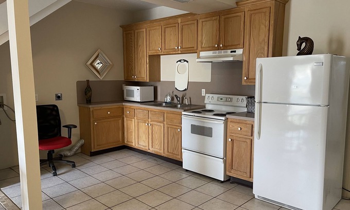 Pierre Part Wohnung | Waterfront deck, LR/K/BA first floor, 1 Queen BR upstairs+balcony.