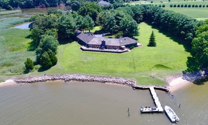Centreville Haus | Waterfront family resort Lodge with private pier, game room and bar