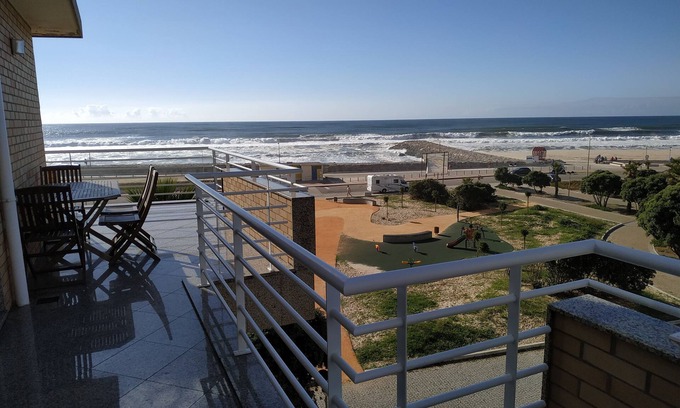 Mozelos Wohnung | Waterfront, Gated Community mit Pools, 2 Schlafzimmer, 2 Toiletten, bis zu 6 Personen.