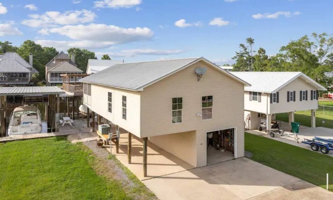 Springfield Haus | Waterfront Getaway on the Tickfaw River