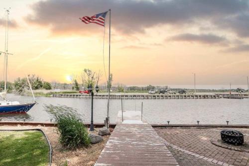 Suamico Haus | Waterfront Home with Dock Sleeps 8