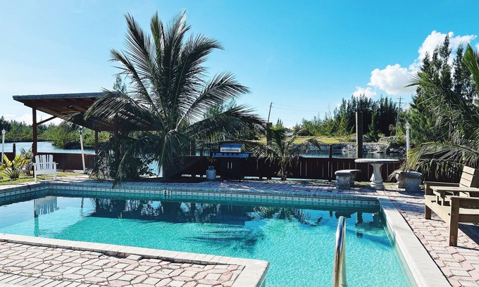Williams Town Haus | Waterfront home with private dock near the beach