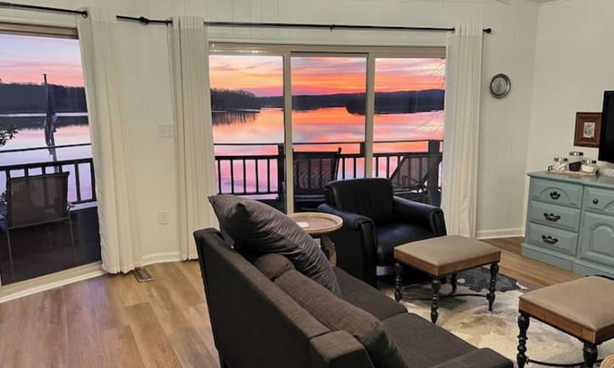 Cadiz Haus | Waterfront Home with stunning views - 6 Bed/4.5 Baths - With Dock