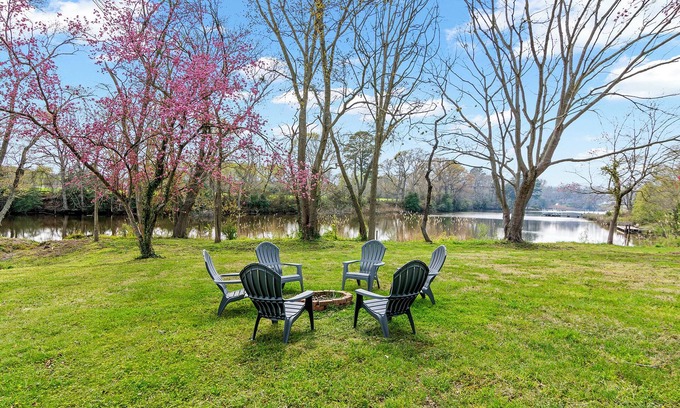 Cambridge Haus | WATERFRONT!! HOT TUB!! 4 BED/4 BATH CHARMING HOME IN THE HEART OF CAMBRIDGE