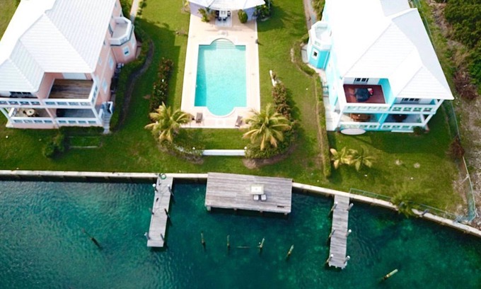 Bahamia West Haus | Italienische inspirierte tropische Flucht am Wasser