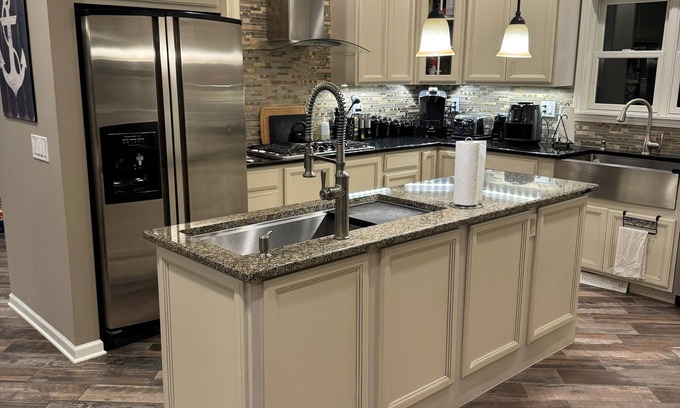 Fox Lake Haus | Waterfront Lake House. 206lf of waterfront, AWESOME sunsets, Beach, pier, Kayaks