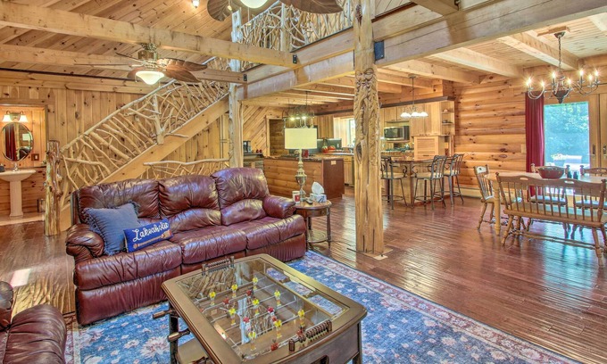 East Wakefield Kabine | NEW! Waterfront Log Cabin w/ Hot Tub & Fire Pit!