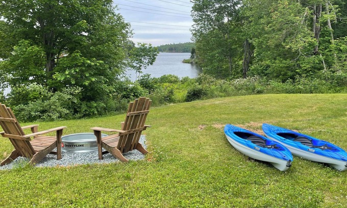 Ellsworth Wohnung | Waterfront Lower Level Apartment Near Acadia-Great for couples!