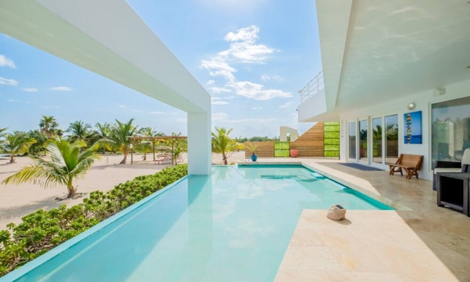 Gales Point Wohnung | Waterfront Luxury Villa - 2 Private Pools, Own Boat & Captain, Free Shuttle