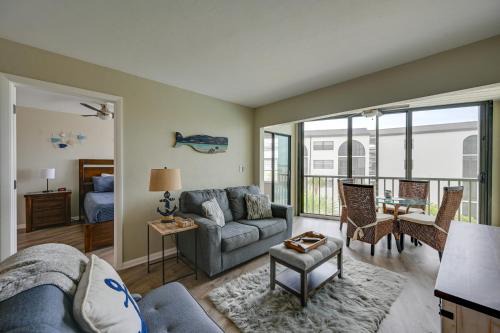 Marco Island Wohnung | Waterfront Marco Island Condo with Pool and Hot Tub!