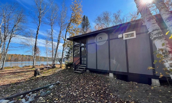 Brighton Hütte | Waterfront mid-century modern