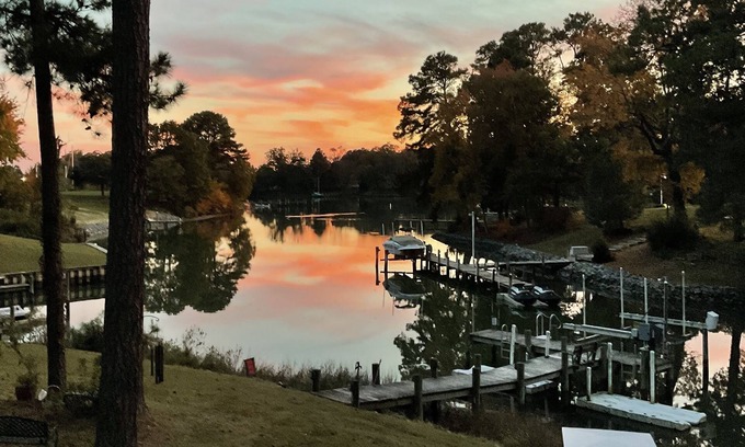 Weems Haus | Waterfront-Peaceful-Weems-VA-NNK-Kayaks-Views