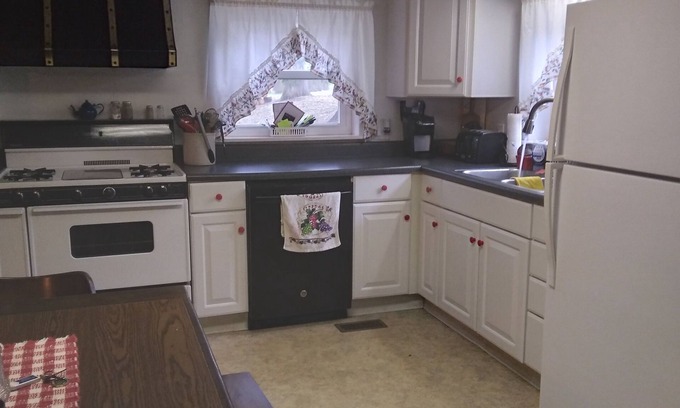 Oil City Hütte | Waterfront . Private community. All Season for Hunting, Fishing and Kayaking.