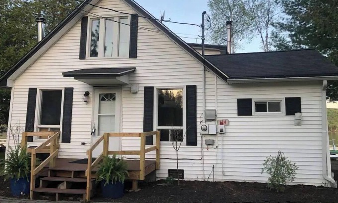 Aroostook Hütte | Waterfront relaxation, 3 bedroom lake house