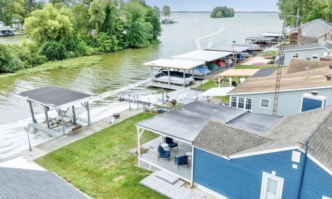 Lakeview Hütte | Waterfront Retreat with King Bed and Boat Docks