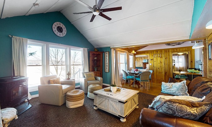 Winthrop Haus | Waterfront retreat with stunning views, dock access and washer/dryer