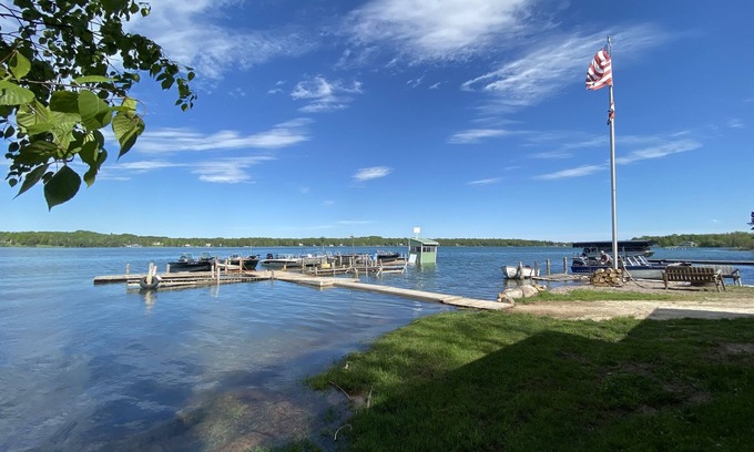 Barbeau Wohnmobilvermietung | Waterfront RV site A Full Hook-up with Dock